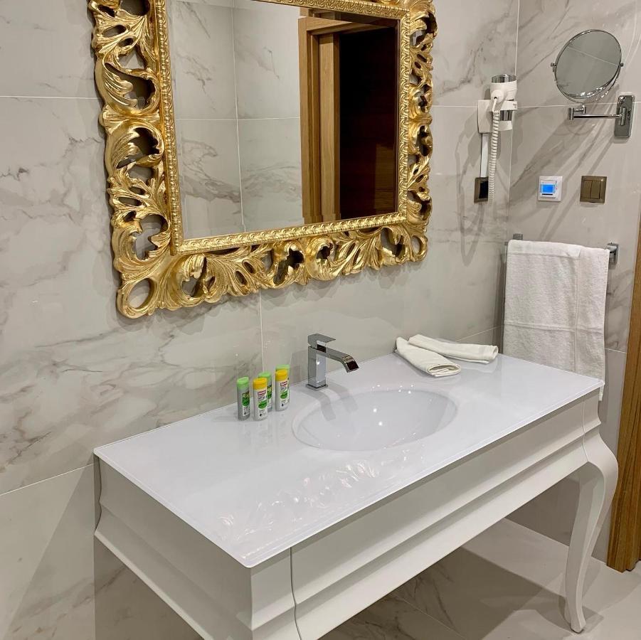 Rosso Aparthotel Михаловце Экстерьер фото